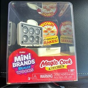 Zuru Mini Brands Really Works Magic Cook Kitchen Cupcake Maker Miniverse